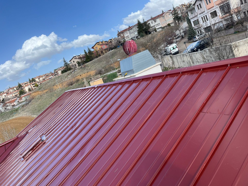 Kırmızı metal çatı uygulaması